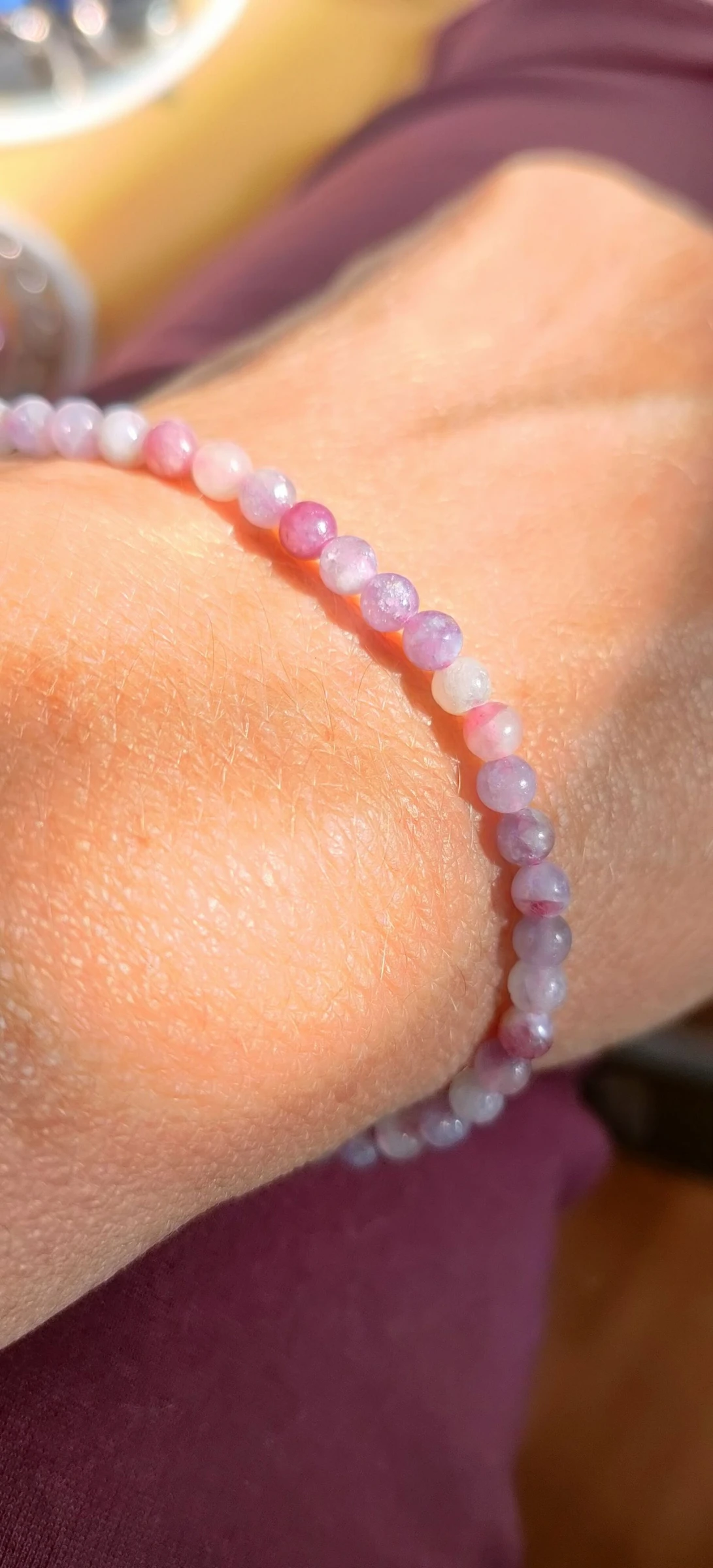 Un joli bracelet en tourmaline eudialyte A+